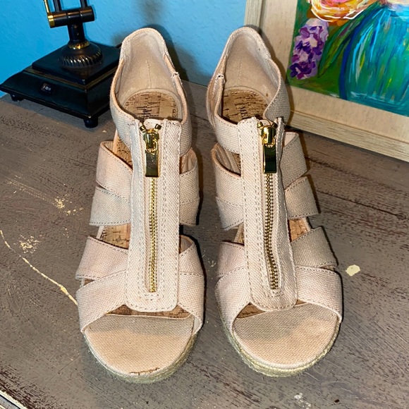 Espadrille wedge platform sandals.
Light khaki colored canvas in GUC size 9.5. - Picture 2 of 10